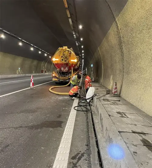 防城隧道排水渠清淤